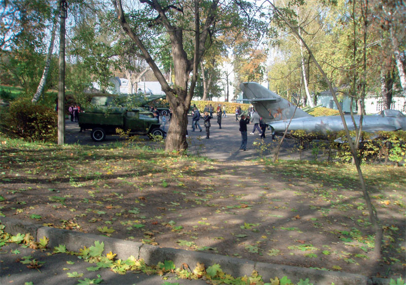 Экспозиция военной техники на площади перед дворцом (Фото: Ирина Прима)