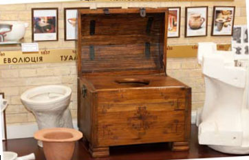 Макет деревянного туалета-сундука, Франция XVI ст.