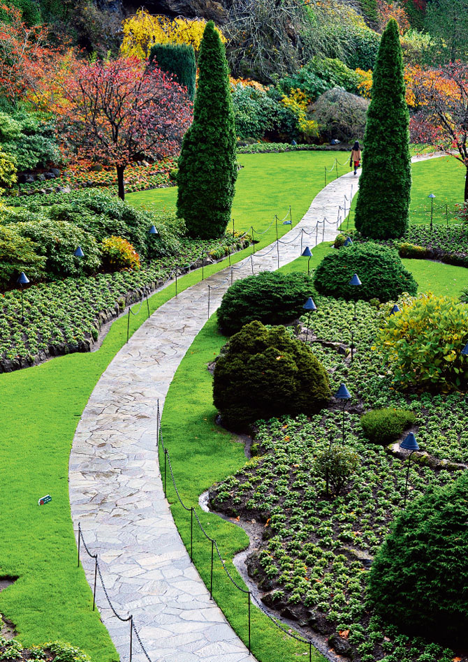 Нейтральные цвета и плавные линии — хорошее решение для сада и регулярного, и пейзажного стиля