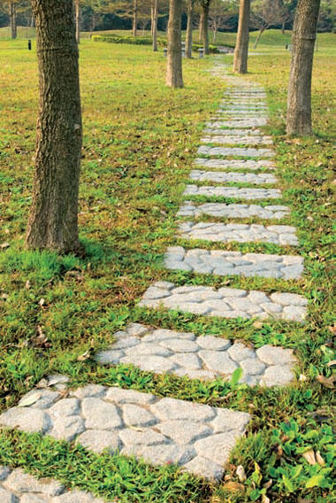 Швы на дорожках из каменных плит, засеянные травой, могут стать «изюминкой» «природного» стиля
