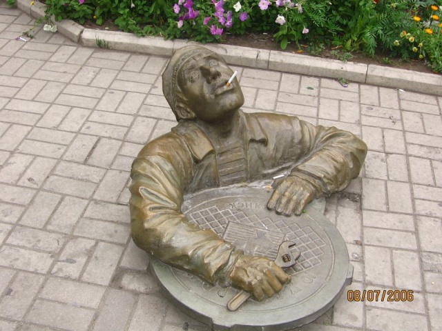 Бердянск: памятник Сантехнику