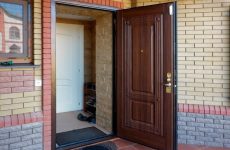 Как выбрать входные двери в дом?