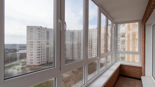 Как подобрать остекление балкона в Москве: виды, этапы работ и важные нюансы